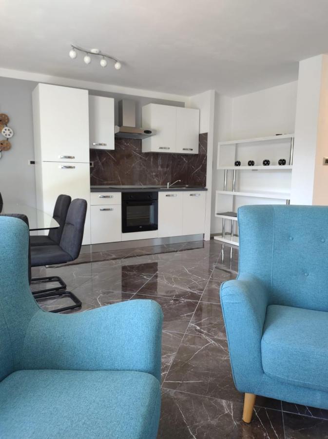 Modern Apartment Ana Ровінь Екстер'єр фото