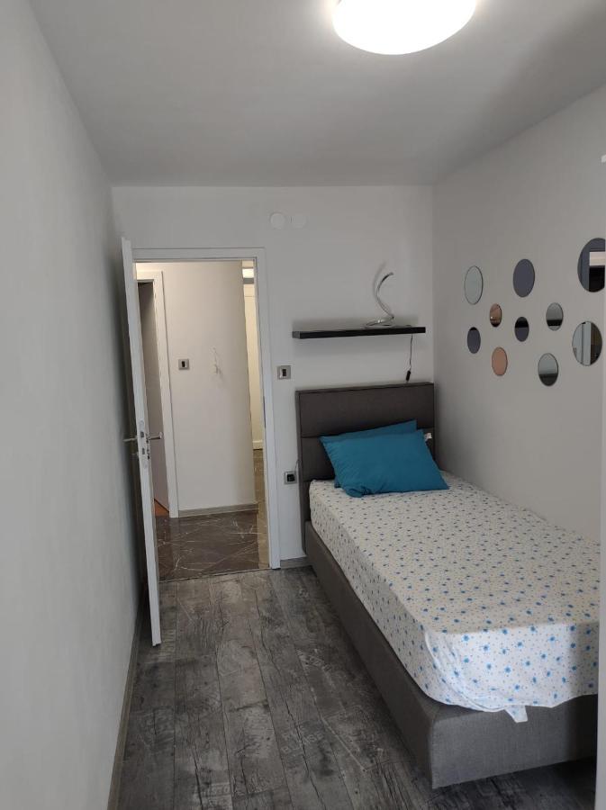 Modern Apartment Ana Ровінь Екстер'єр фото