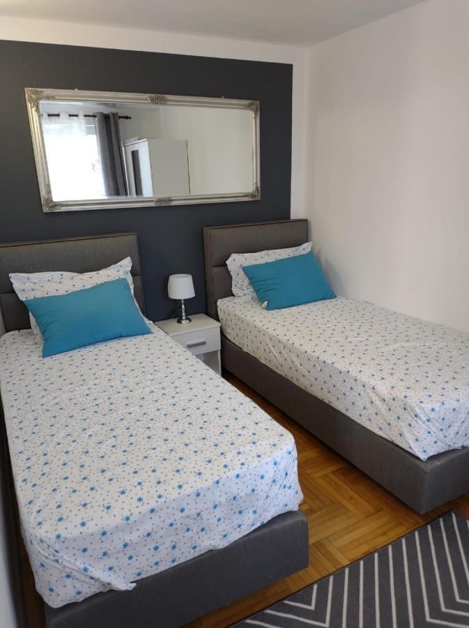 Modern Apartment Ana Ровінь Екстер'єр фото