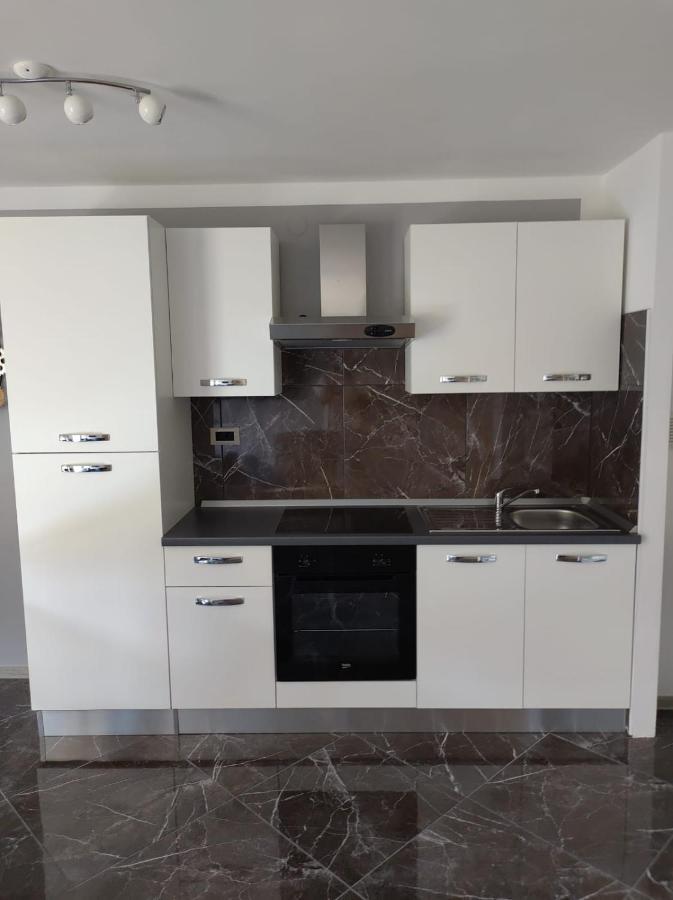 Modern Apartment Ana Ровінь Екстер'єр фото