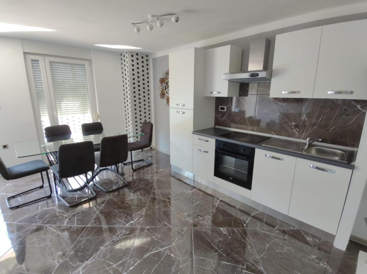 Modern Apartment Ana Ровінь Екстер'єр фото