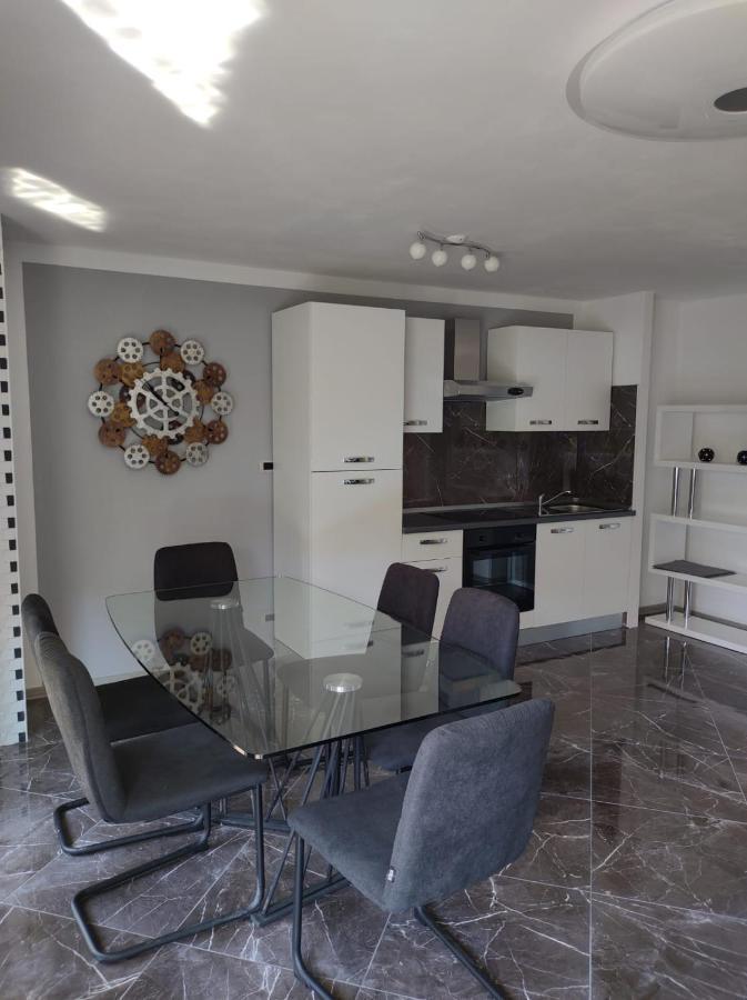 Modern Apartment Ana Ровінь Екстер'єр фото
